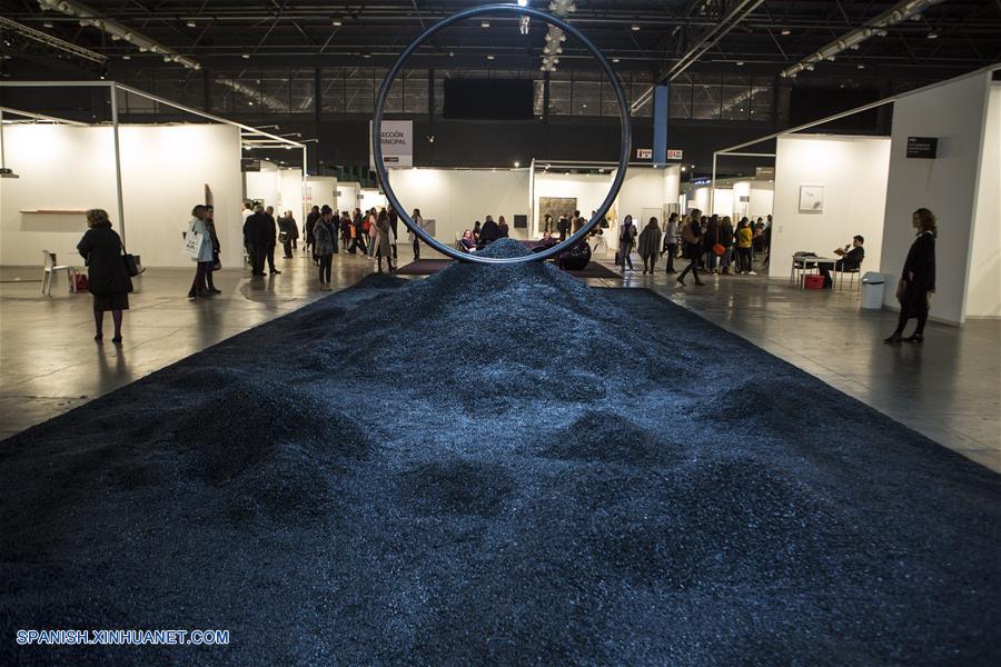 BUENOS AIRES, mayo 20, 2016 (Xinhua) -- Visitantes observan las obras de arte durante la 25 edición de la Feria de Arte Contemporáneo "ArteBa", en la ciudad de Buenos Aires, Argentina, el 20 de mayo de 2016. De acuerdo con información de los organizadores, "ArteBa" es una de las más importantes ferias de arte contemporáneo enfocadas principalmente en la producción artística en Lationamérica, y uno de los eventos de mayor relevancia cultural en Buenos Aires, donde a?o con a?o acuden grupos de artistas, coleccionistas, galeristas, curadores de museos, críticos y amantes del arte. La Feria de Arte Contemporáneo "ArteBa", se lleva a cabo del 19 al 22 de mayo en la capital argentina. (Xinhua/Martín Zabala)