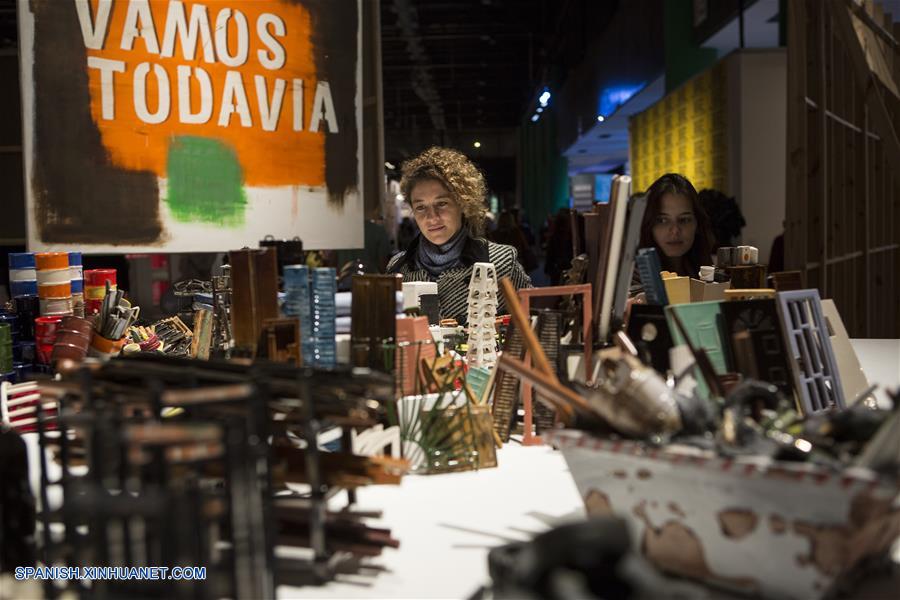 BUENOS AIRES, mayo 20, 2016 (Xinhua) -- Visitantes observan las obras de arte durante la 25 edición de la Feria de Arte Contemporáneo "ArteBa", en la ciudad de Buenos Aires, Argentina, el 20 de mayo de 2016. De acuerdo con información de los organizadores, "ArteBa" es una de las más importantes ferias de arte contemporáneo enfocadas principalmente en la producción artística en Lationamérica, y uno de los eventos de mayor relevancia cultural en Buenos Aires, donde a?o con a?o acuden grupos de artistas, coleccionistas, galeristas, curadores de museos, críticos y amantes del arte. La Feria de Arte Contemporáneo "ArteBa", se lleva a cabo del 19 al 22 de mayo en la capital argentina. (Xinhua/Martín Zabala)