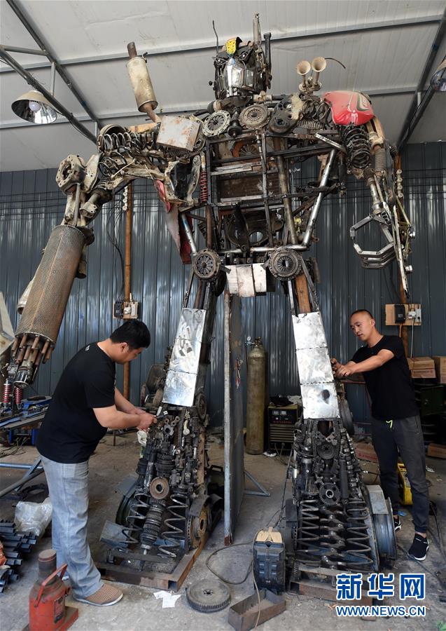 Jóvenes rurales chinos elaboran transformers con desechos