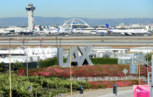 Vuelo con rumbo a Los ángeles aterriza bajo amenaza 