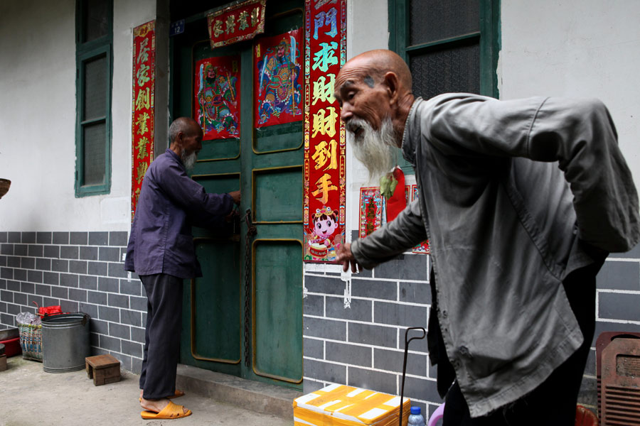 Huang Yuechuang, de 77 a?os de edad y Huang Quande, de 87 a?os, en us casa en la ciudad de Guilin, región autónoma Zhuang de Guangxi. [Fotografía de Huo Yan/chinadaily.com.cn]