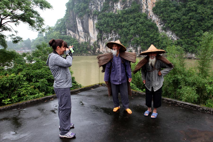 Extranjera fotografía a los dos ancianos con sombreros tradicionales de bambú en Guilin, región autónoma Zhuang de Guangxi. [Fotografía de Huo Yan/chinadaily.com.cn]