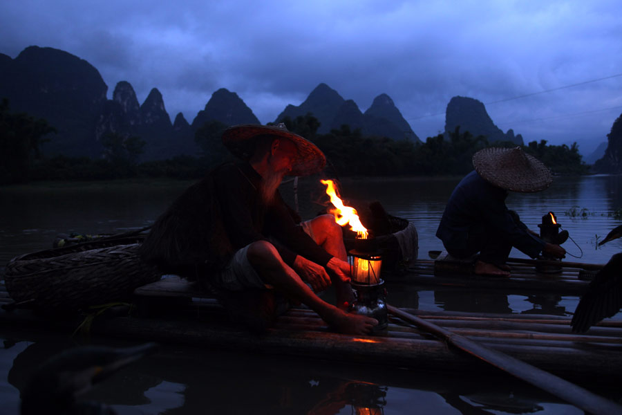 Los hermanos ancianos posan sobre sus balsas de bambú en el río Lijiang en la ciudad de Guilin, región autónoma Zhuang de Guangxi. [Fotografía de Huo Yan/chinadaily.com.cn]