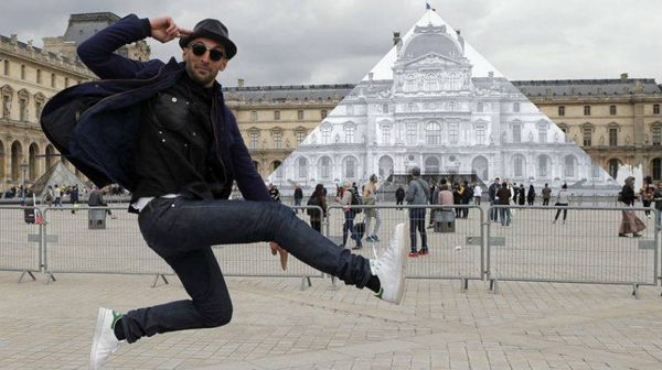 Desaparece la pirámide del Louvre en París