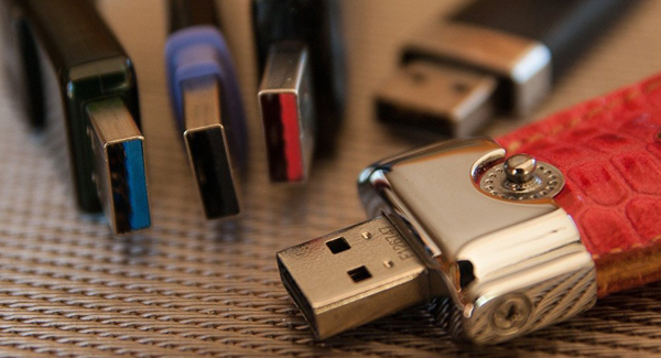 Advierten que cargar el teléfono por USB es peligroso