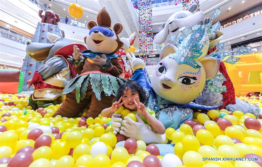 Una ni?a juega en una gran piscina de pelotas en un centro comercial en Harbin, capital de la provincia de Heilongjiang, en el noreste de China, el 28 de mayo de 2016. (Xinhua/Wang Song)