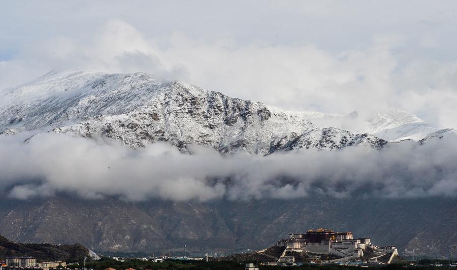 Palacio de Potala, Patrimonio Cultural de la Humanidad con las monta?as cubiertas de nieve de fondo, el 1 de junio de 2016. Una mezcla de nieve y la lluvia cayó en Lhasa el miércoles, haciendo que el aire fuese muy húmedo. [Foto/Xinhua]