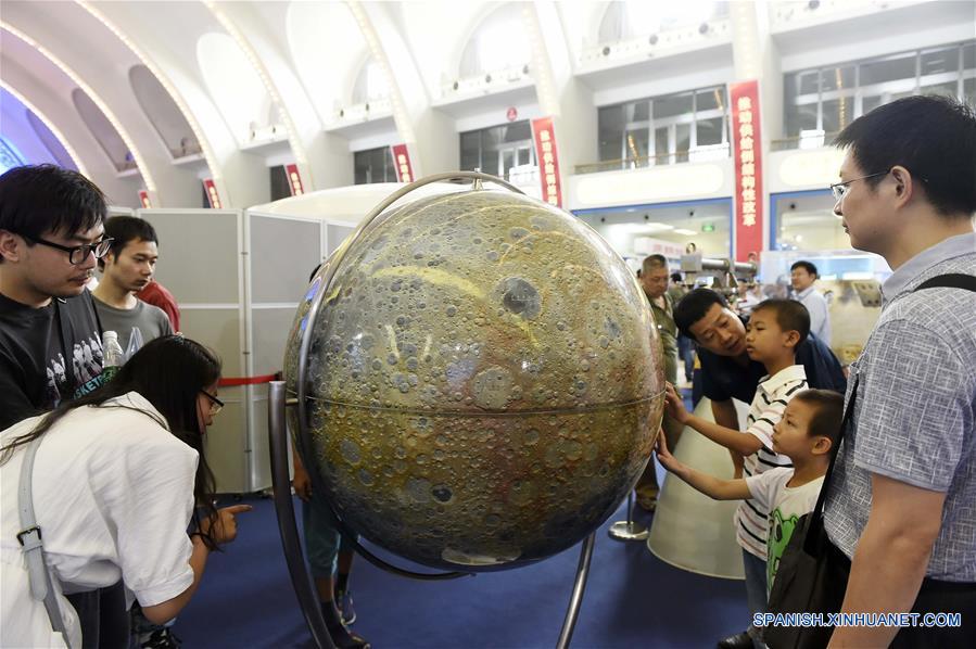 Visitantes observan el globo lunar del Chang'e-1, en una exposición sobre los logros de China en materia de ciencia y tecnología durante el XII Plan Quinquenal periodo 2011-2015, en Beijing, capital de China, el 5 de junio de 2016. La exposición durará del 1 al 7 de junio en el Centro de Exposiciones de Beijing. (Xinhua/Chen Yehua)