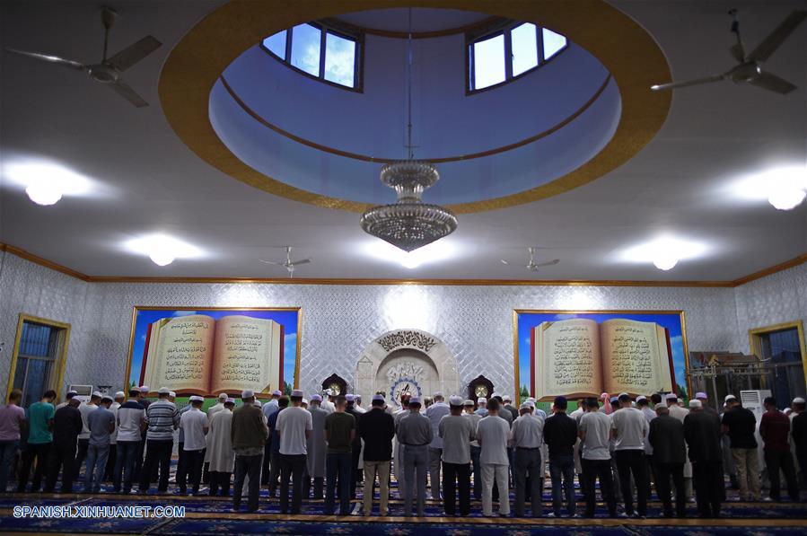 YINCHUAN, junio 6, 2016 (Xinhua) -- Musulmanes oran durante el primer día del Ramadán en Yinchuan, capital de la Región Aautónoma Hui de Ningxia, en el noroeste de China, el 6 de junio de 2016. (Xinhua/Wang Peng)