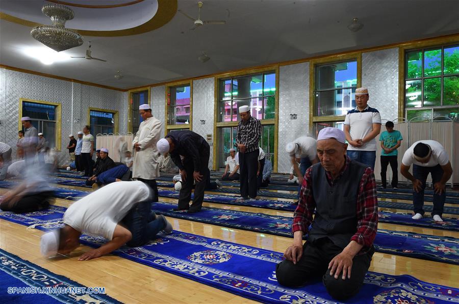 YINCHUAN, junio 6, 2016 (Xinhua) -- Musulmanes oran durante el primer día del Ramadán en Yinchuan, capital de la Región Aautónoma Hui de Ningxia, en el noroeste de China, el 6 de junio de 2016. (Xinhua/Wang Peng)