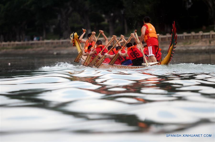 Carrera de bote de dragón sobre el Lago Yundang en Xiamen