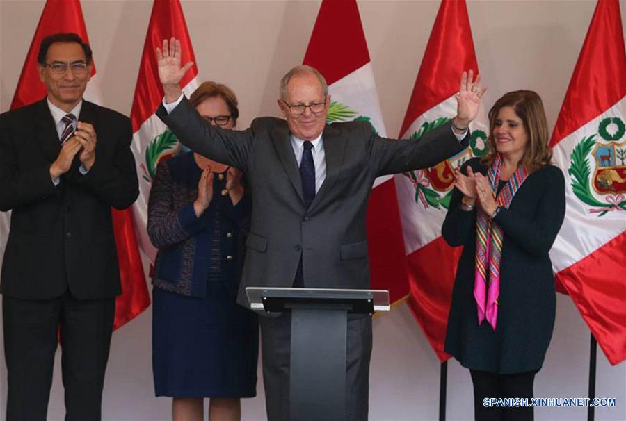 El candidato presidencial del partido Peruanos por el Kambio (PPK), Pedro Pablo Kuczynski (c), reacciona durante un pronunciamiento tras el reporte de la Oficina Nacional de Procesos Electorales (ONPE) sobre los resultados con el 100 por ciento de actas procesadas de la segunda vuelta electoral presidencial, en Lima, Perú, el 9 de junio de 2016. El economista Pedro Pablo Kuczynski ganó el jueves la Presidencia de Perú con 50.12 por ciento de votos a favor, superando con escaso margen a su rival Keiko Fujimori, quien alcanzó 49.88 por ciento, con el 100 por ciento de actas procesadas, informó la Oficina Nacional de Procesos Electorales (ONPE). (Xinhua/Vidal Tarqui/ANDINA)