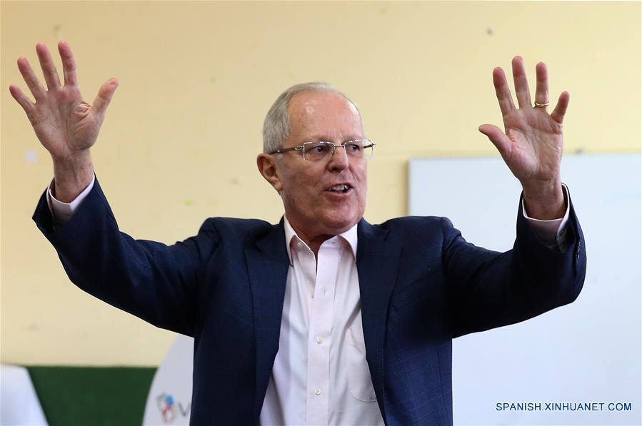 Imagen del 5 de junio de 2016, del candidato presidencial del partido Peruanos por el Kambio (PPK), Pedro Pablo Kuczynski (frente), saludando luego de emitir su voto en un centro de votación durante la segunda vuelta electoral presidencial, en el distrito de San Isidro, en Lima, Perú. El economista Pedro Pablo Kuczynski ganó el jueves la Presidencia de Perú con 50.12 por ciento de votos a favor, superando con escaso margen a su rival Keiko Fujimori, quien alcanzó 49.88 por ciento, con el 100 por ciento de actas procesadas, informó la Oficina Nacional de Procesos Electorales (ONPE). (Xinhua/Str)