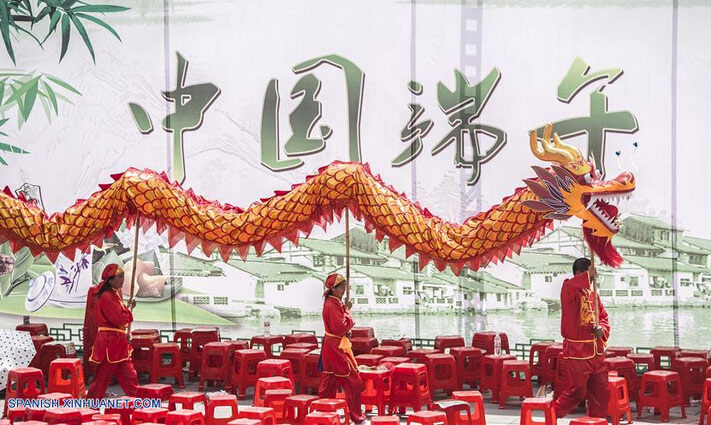 Personas realizan la danza del dragón durante una feria cultural para marcar el próximo Festival del Bote del Dragón, en el condado Zigui, capital de la provincia central de Hubei, China, el 8 de junio de 2016. El Festival del Bote de Dragón o "Duanwu" en chino, se celebra el quinto día del quinto mes del calendario lunar, celebrándose este a?o el 9 de junio. (Xinhua/Xiao Yijiu)