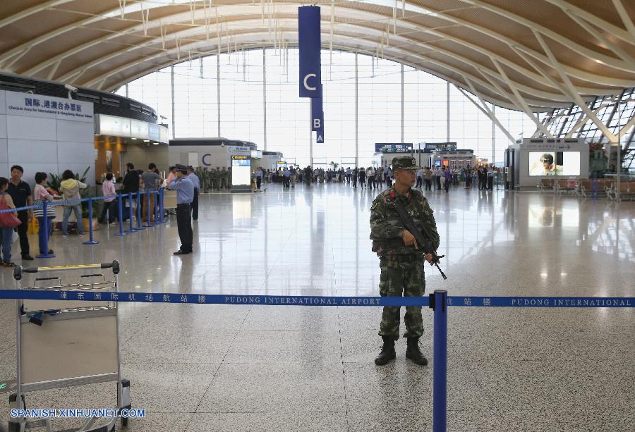 SHANGHAI, junio 12, 2016 (Xinhua) -- Policías montan guardia en el sitio donde ocurrió una explosión en el Aeropuerto Internacional Pudong de Shanghai, en Shanghai, en el este de China, el 12 de junio de 2016. Tres pasajeros resultaron heridos después de una explosión en el Aeropuerto Internacional Pudong de Shanghai, el domingo por la tarde, de acuerdo con autoridades locales. (Xinhua/Str)