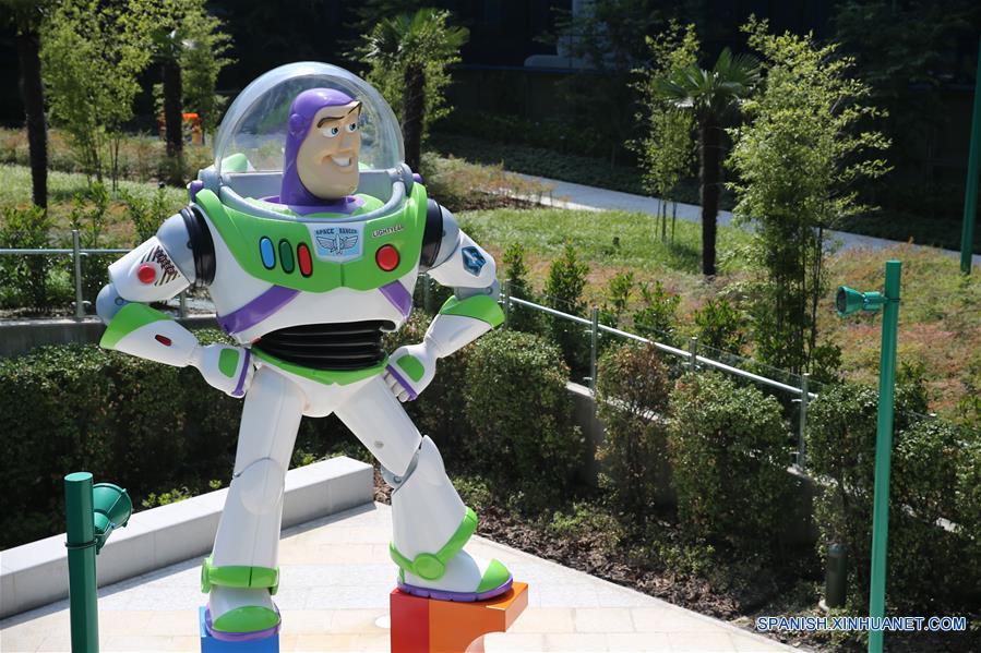 Vista de una estatua de Buzz Lightyear en el Toy Story Hotel, en Shanghai, en el este de China, el 14 de junio de 2016. Con 420 y 800 habitaciones respectivamente, el Shanghai Disneyland Hotel y el Toy Story Hotel fueron abiertos el martes para la visita de los representantes de los medios de comunicación. El complejo turistico Shanghai Disney Resort abrirá oficialmente el 16 de junio. (Xinhua/Pei Xin)