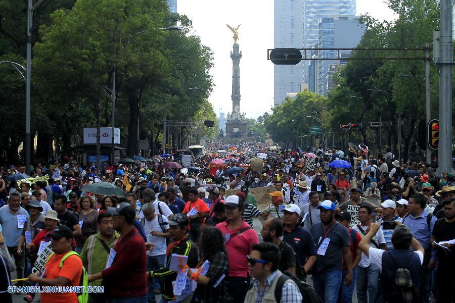 CIUDAD DE MEXICO, junio 17, 2016 (Xinhua) -- Integrantes de la Coordinadora Nacional de Trabajadores de la Educación (CNTE), participan durante una marcha en la Ciudad de México, capital de México, el 17 de junio de 2016. De acuerdo con información de la prensa local, la policía llevó a cabo un operativo para contener a los docentes, que rechazan la reforma educativa promulgada en 2013 por el presidente de México, Enrique Pe?a Nieto. (Xinhua/Str)