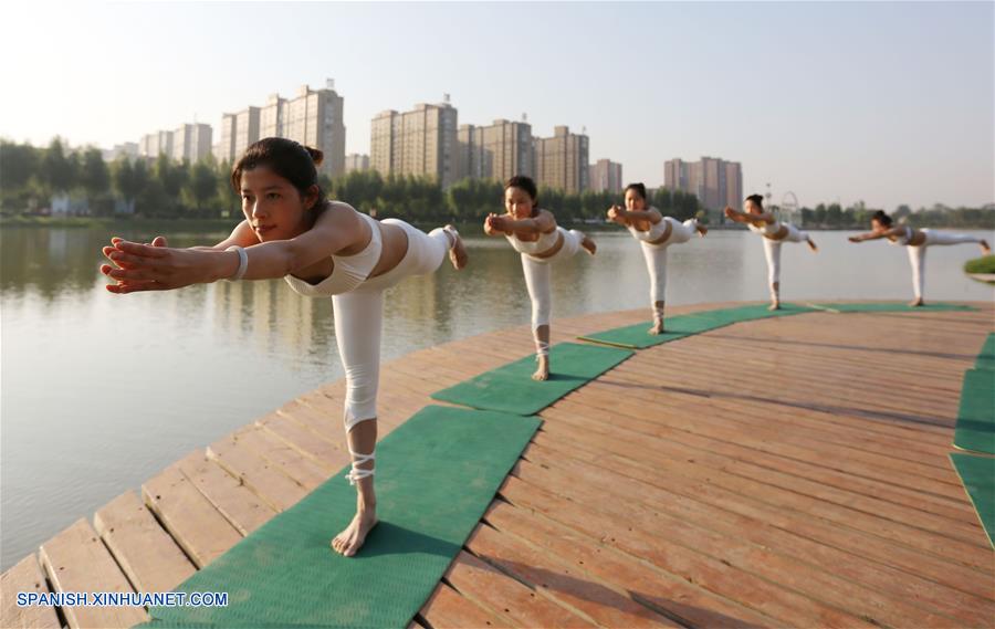 Henan: Personas practican yoga en el Parque Lago Longquan en Jiaozuo