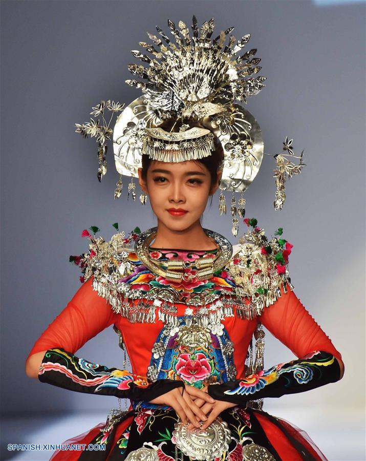 Beijing: Desfile de obras de graduados de un taller sobre trajes tradicionales de China