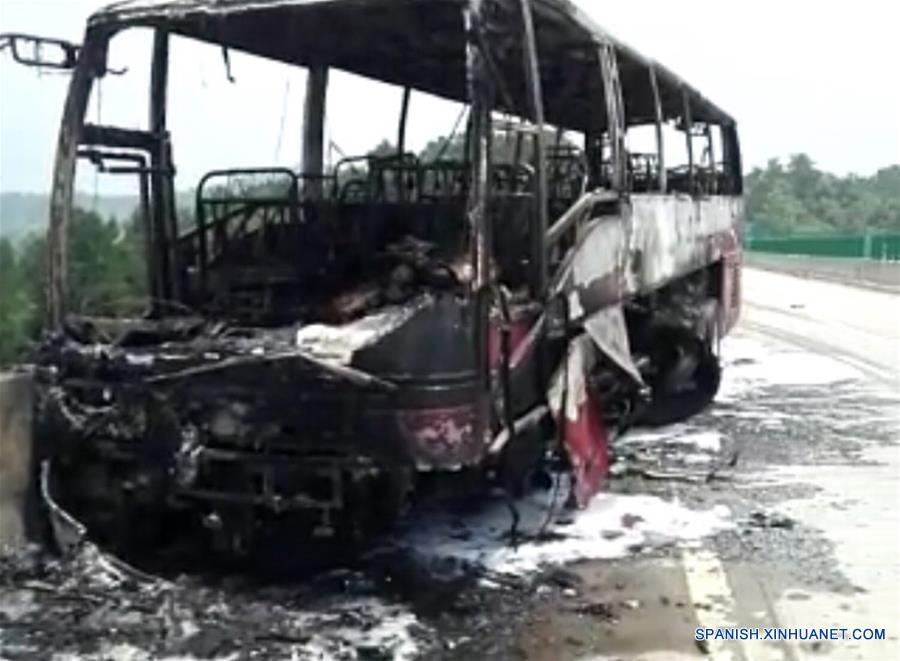 Imagen cedida por un testigo el 26 de junio de 21016, del sitio de un accidente donde ocurrió el incendio de un autobús, en el condado de Yizhang, en la provincia central de Hunan, en China. Al menos 30 personas murieron después de que un autobús turístico se incendiase el domingo por la ma?ana en la provincia central china de Hunan, confirmaron las autoridades locales. Un total de 21 personas han sido trasladadas a hospitales y los equipos de rescate continúan buscando en la estructura carbonizada del vehículo. (Xinhua/Str)