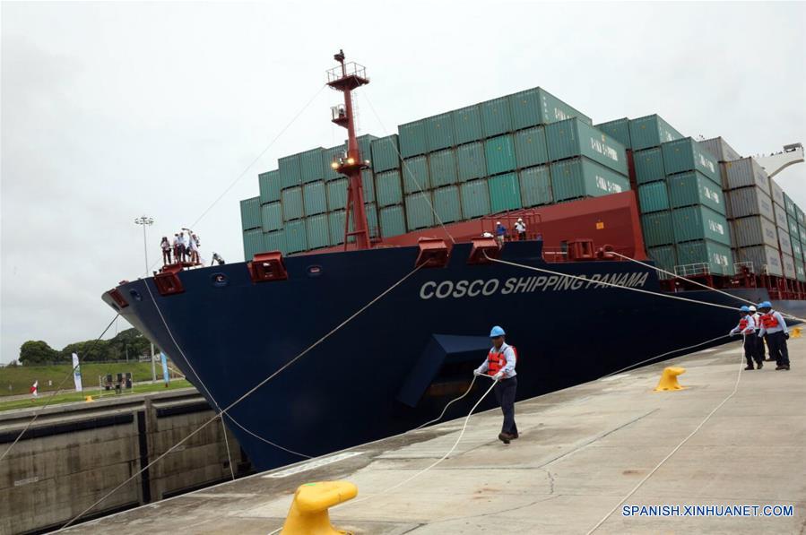 Imagen tomada del sitio web de la Presidencia de Panamá de empleados trabajando junto al buque "Cosco Shipping Panamá" durante su tránsito inaugural por el Canal de Panamá ampliado, en la ciudad de Colón, capital de la provincia de Colón, Panamá, el 26 junio 2016. El presidente de Panamá, Juan Carlos Varela; el administrador del Canal de Panamá, Jorge Luis Quijano y el ministro para Asuntos del Canal, Roberto Roy, compartieron su sentimiento de orgullo al iniciar la ma?ana del domingo los actos de inauguración del Canal de Panamá ampliado. (Xinhua/Presidencia de Panamá)