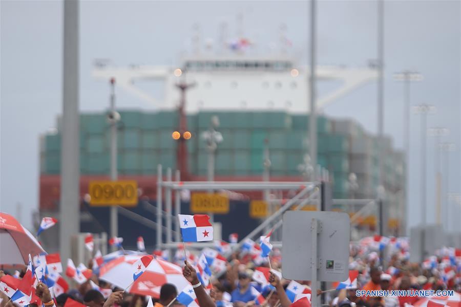 Residentes participan durante el tránsito inaugural del buque "Cosco Shipping Panamá" por el Canal de Panamá ampliado, en la ciudad de Colón, capital de la provincia de Colón, Panamá, el 26 junio 2016. El presidente de Panamá, Juan Carlos Varela; el administrador del Canal de Panamá, Jorge Luis Quijano; y el ministro para Asuntos del Canal, Roberto Roy, compartieron su sentimiento de orgullo al iniciar la ma?ana del domingo los actos de inauguración del Canal de Panamá ampliado. El ingreso a las 07:40 horal local (12:40 horas GMT) por el Atlántico a las esclusas del portacontenedores "Cosco Shipping Panamá", de la naviera China Cosco Shipping Corporation Limited, dio la luz verde para el comienzo de los festejos. (Xinhua/Mauricio Valenzuela)