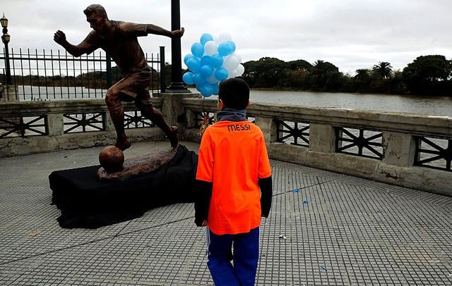 Fútbol: Inauguran en Buenos Aires estatua de Messi