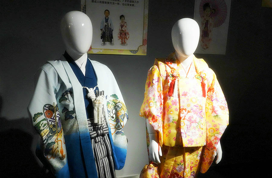 Exposición de ropa tradicional de China, Japón y Corea del Sur en el Centro de Arte 1 + 1 de Beijing, el 27 de junio de 2016. [Foto / cri.cn]