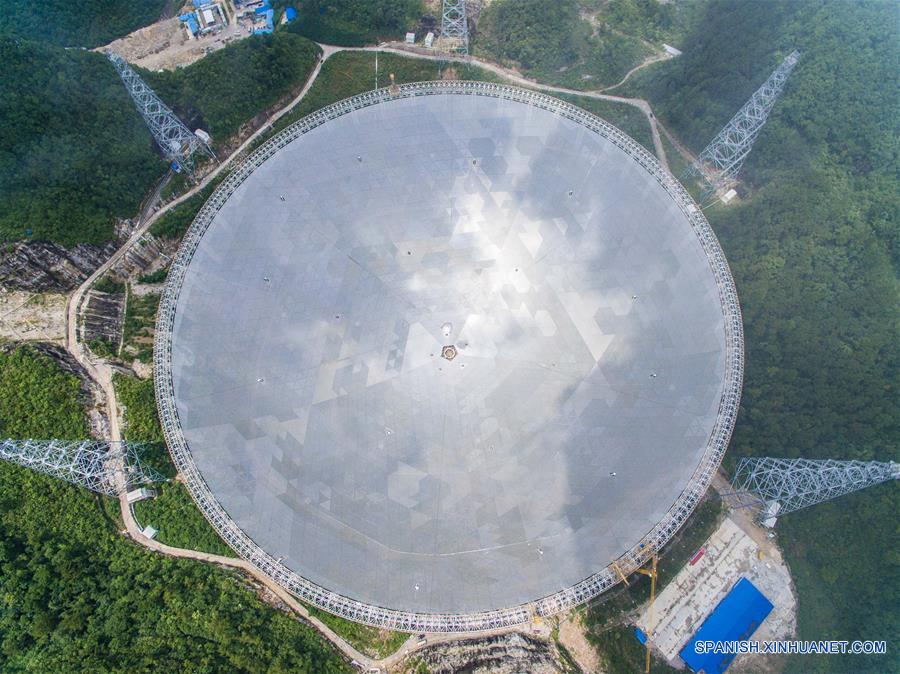  Vista aérea del Telescopio de Apertura Esférica de 500 metros, o "FAST", en el condado de Pingtang, provincia de Guizhou, en el suroeste de China, el 3 de julio de 2016. La instalación del "FAST", el radiotelescopio más grande del mundo, fue completada el domingo por la ma?ana al colocar el último de los 4,4450 paneles en el centro del gran plato. Los científicos comenzarán las pruebas de depuración y observación del FAST. (Xinhua/Liu Xu)