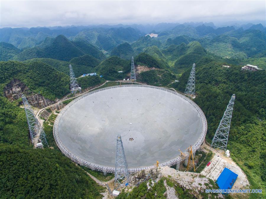 Vista aérea del Telescopio de Apertura Esférica de 500 metros, o "FAST", en el condado de Pingtang, provincia de Guizhou, en el suroeste de China, el 3 de julio de 2016. La instalación del "FAST", el radiotelescopio más grande del mundo, fue completada el domingo por la ma?ana al colocar el último de los 4,4450 paneles en el centro del gran plato. Los científicos comenzarán las pruebas de depuración y observación del FAST. (Xinhua/Liu Xu)