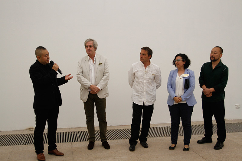 Inauguración de “Chamanes”. De derecha a izquierda, Cang Xin, la curadora Susana Sanz, Nacho Zubelzu, Manuel Valencia, embajador de Espa?a en China y el director de Arte White Box. (Foto: Proporcionada)