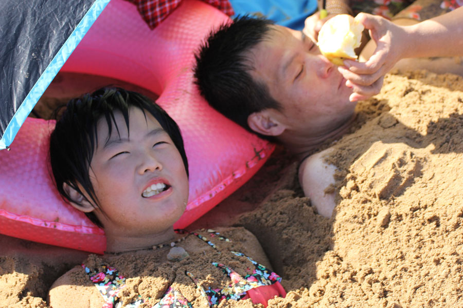 Un padre y su hija se divierten en Qionghai de Hainan, el 10 de julio de 2016. [Foto/VCG]