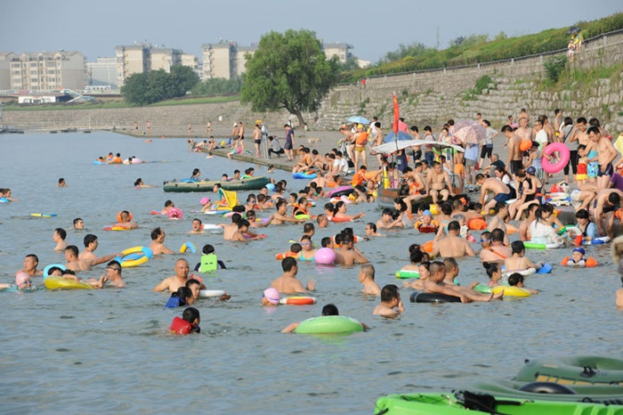 La gente se ba?a en el rio Yangtse en Xiangyang, provincia de Hubei, el 9 de julio de 2016. [Foto/VCG]