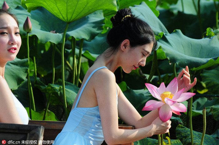 Bailarinas actúan en el Lago Oeste de Hangzhou