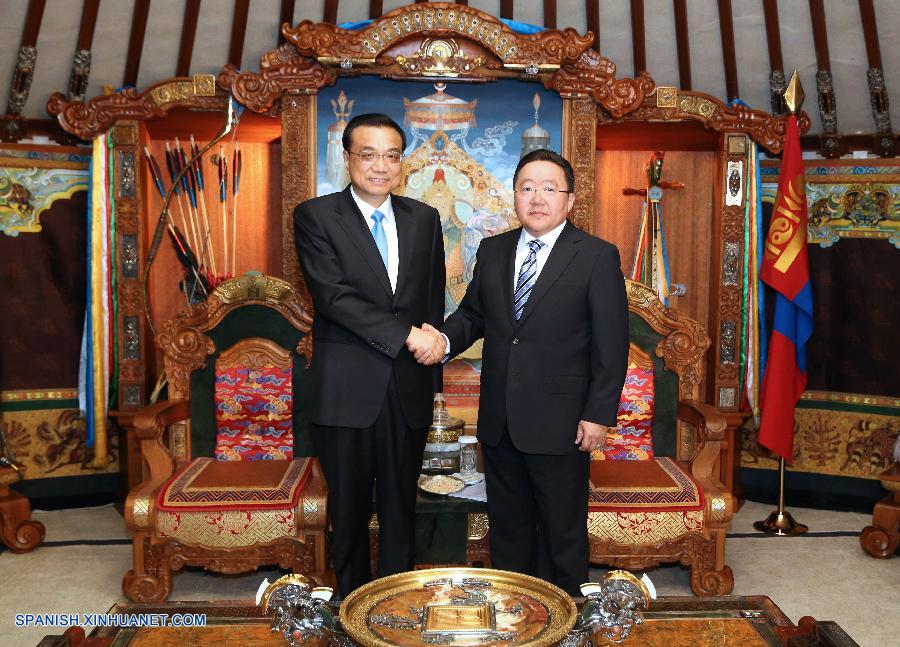 El primer ministro chino Li Keqiang, se reúne con el presidente de Mongolia, Tsakhiagiin Elbegdorj, en Ulan Bator, Mongolia, el 14 de julio de 2016. (Xinhua/Ma Zhancheng)