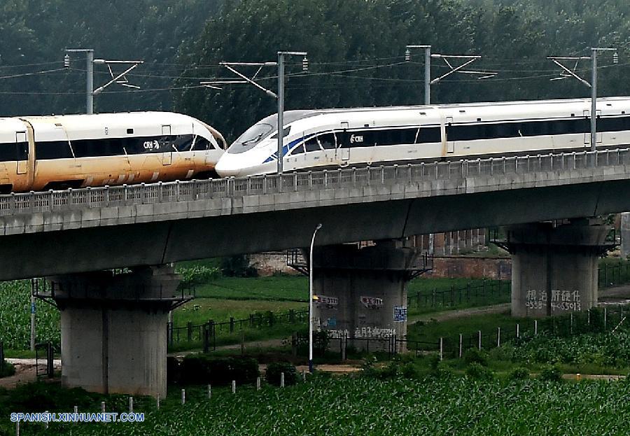 ZHENGZHOU, julio 15, 2016 (Xinhua) -- Los trenes bala denominados "Fénix Dorado" y "Delfín Azul" se cruzan en la línea entre Zhengzhou en la provincia central de Henan, en China, y Xuzhou en la provincia de Jiangsu en el este de China, el 15 de julio de 2016. Dos trenes chinos denominados "Fénix Dorado" y "Delfín Azul" circulando a una velocidad récord de 420 km/h en direcciones opuestas se cruzaron en vías paralelas el viernes en la última haza?a realizada por China en una vía de alta velocidad. (Xinhua/Li An)