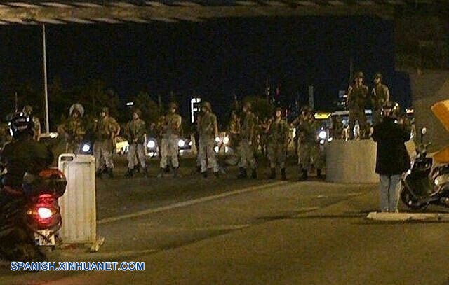 ESTAMBUL, julio 15, 2016 (Xinhua) -- Integrantes de la gendarmería de Turquía resguardan un puente en Estambul, Turquía, el 15 de julio de 2016. De acuerdo con información de la prensa local, el viernes en la noche la gendarmería de Turquía cerró los dos puentes que conectan las partes asiática y europea de Estambul sobre el Estrecho del Bósforo. El primer ministro turco, Binali Yildirim, dijo a a los medios locales el viernes por la noche que hubo un intento de amotinamiento en en Turquía. (Xinhua/Saltanat)