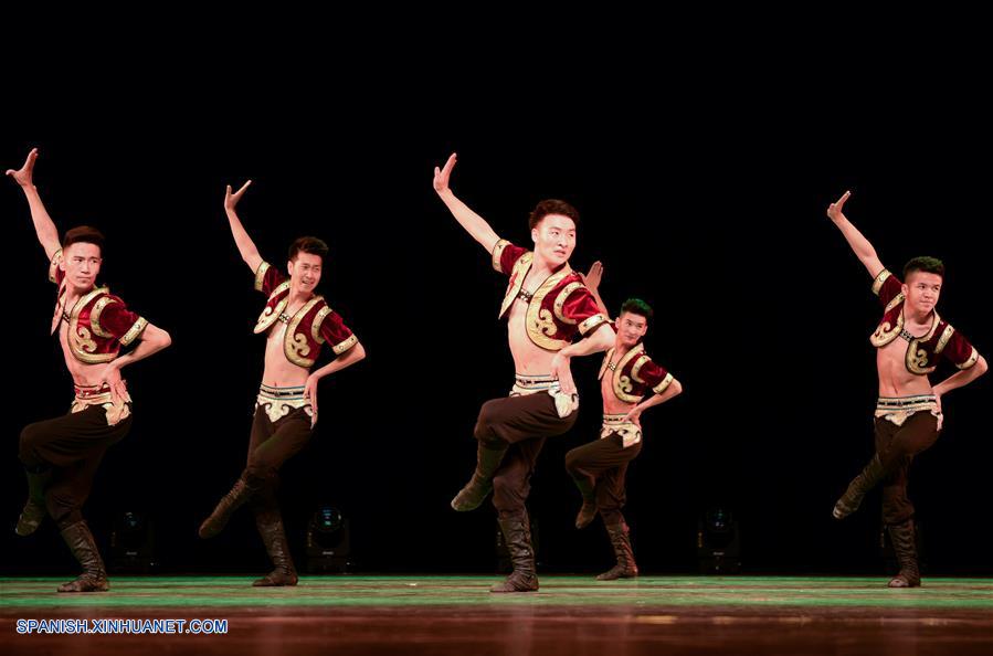 Mongolia Interior: Estudiantes participan en actividad de presentación de bailes folclóricos en Hohhot