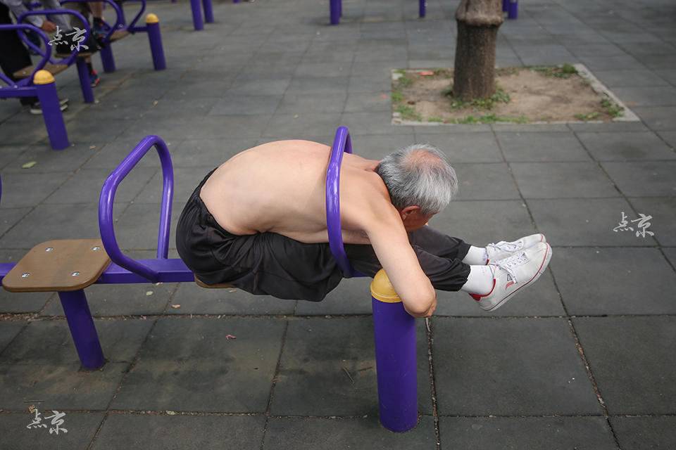 Los abuelitos del “kung fu” muestran sus habilidades en el parque