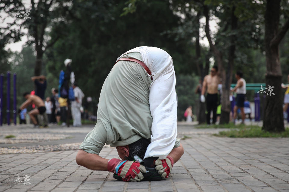 Los abuelitos del “kung fu” muestran sus habilidades en el parque