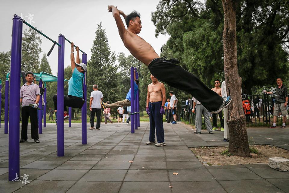 Un anciano realiza acrobacias en el parque del Templo del Cielo en Beijing.