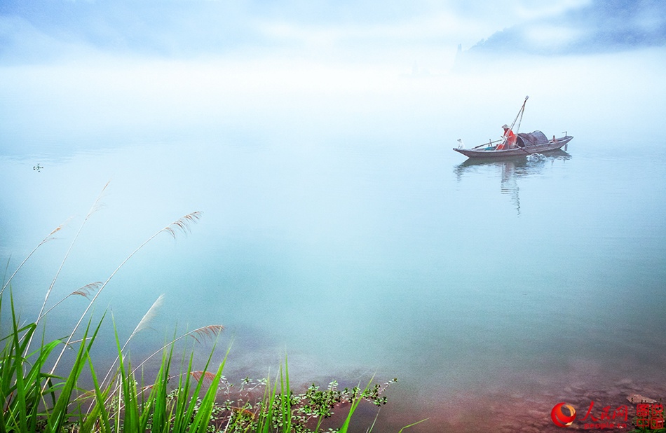 Río Xin'an en la niebla del amanecer