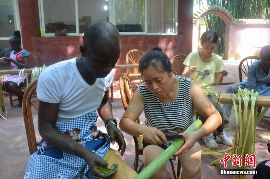 Ghaneses aprenderán el arte de tejer bambú en Sichuan