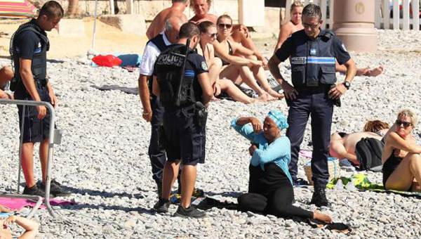 Obligan a una mujer a quitarse el ?burkini? en una playa de Niza