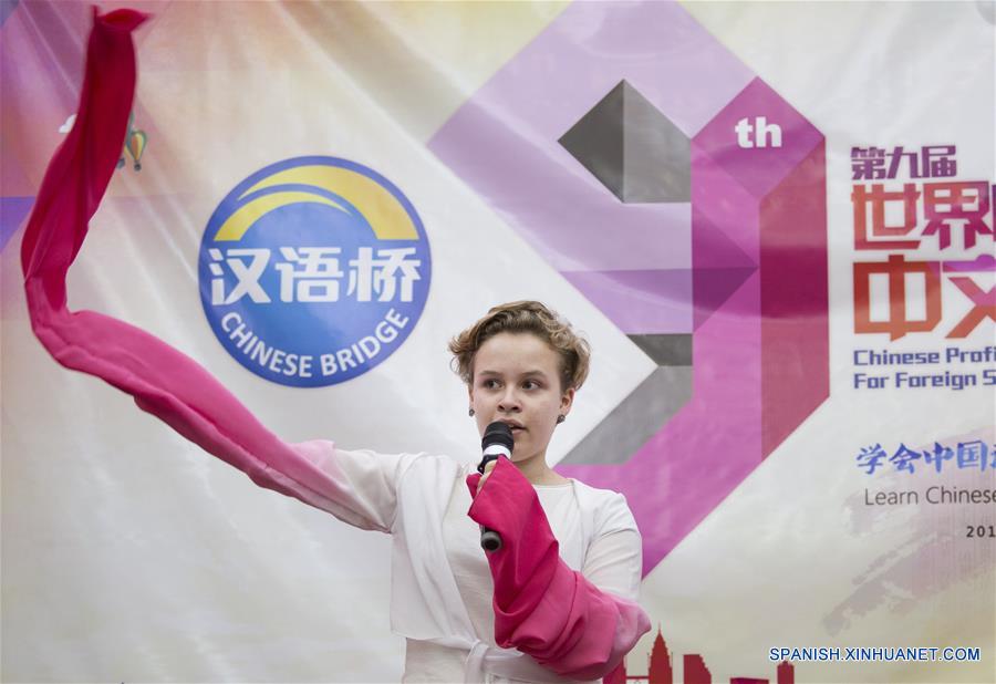 Julieta Perelman, estudiante de la Belgrano Day School, canta una canción tradicional china durante la 9 Competencia de Habilidades Chinas "Puente Chino" para estudiantes extranjeros de escuelas secundarias, en la sede de la embajada de China en Argentina, en la ciudad de Buenos Aires, capital de Argentina, el 26 de agosto de 2016. (Xinhua/Martín Zabala)