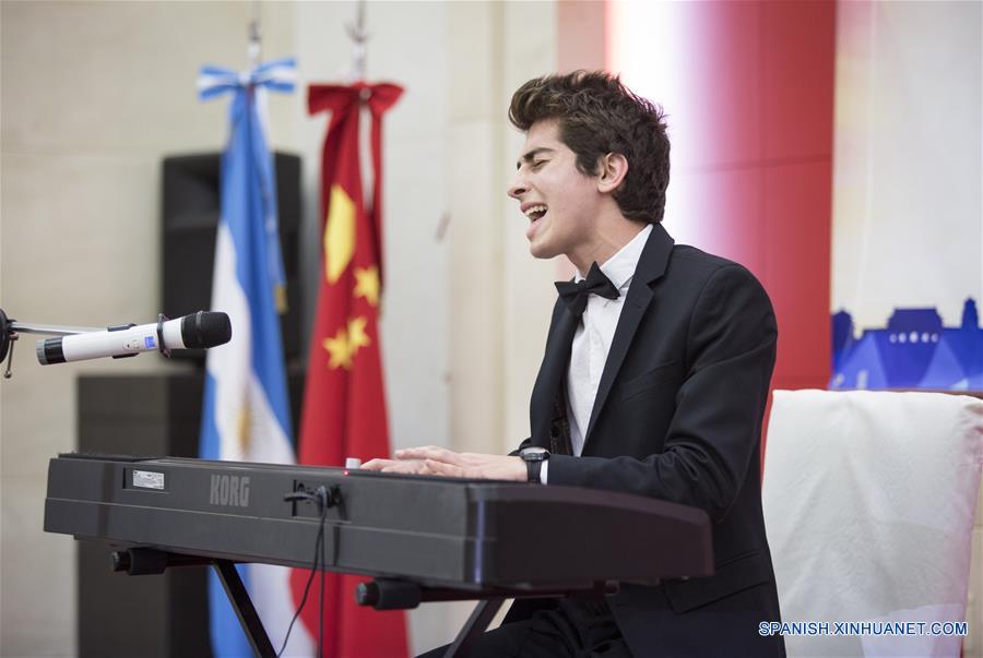 Andrés Guido Ezquenazi, estudiante de la Escuela Escocesa San Andrés, canta y ejecuta en el piano una canción tradicional china durante la 9 Competencia de Habilidades Chinas "Puente Chino" para estudiantes extranjeros de escuelas secundarias, en la sede de la embajada de China en Argentina, en la ciudad de Buenos Aires, capital de Argentina, el 26 de agosto de 2016. (Xinhua/Martín Zabala)