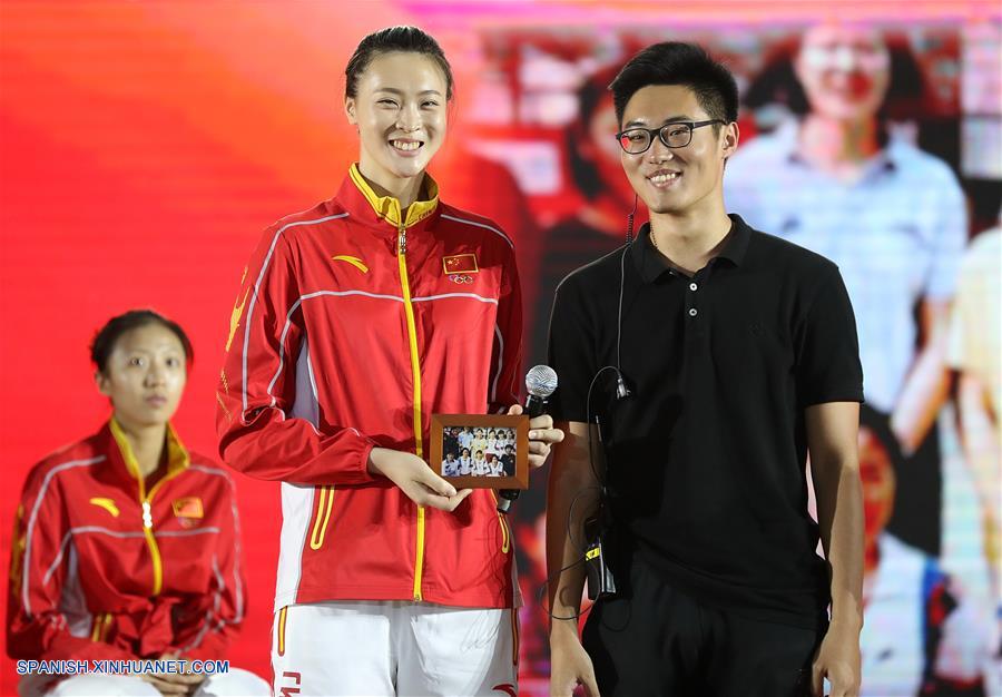 Selección de voleibol femenino china en Universidad de Tsinghua y Universidad de Beijing