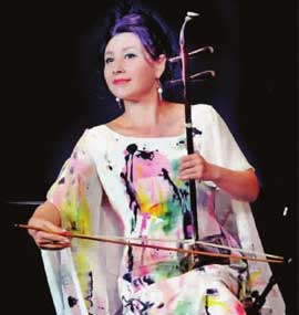 Artista china Ma Xiaohui deleita a los mexicanos al ejecutar el erhu