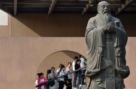 Los profesores universitarios chinos ganan un promedio de 800 dólares mensuales