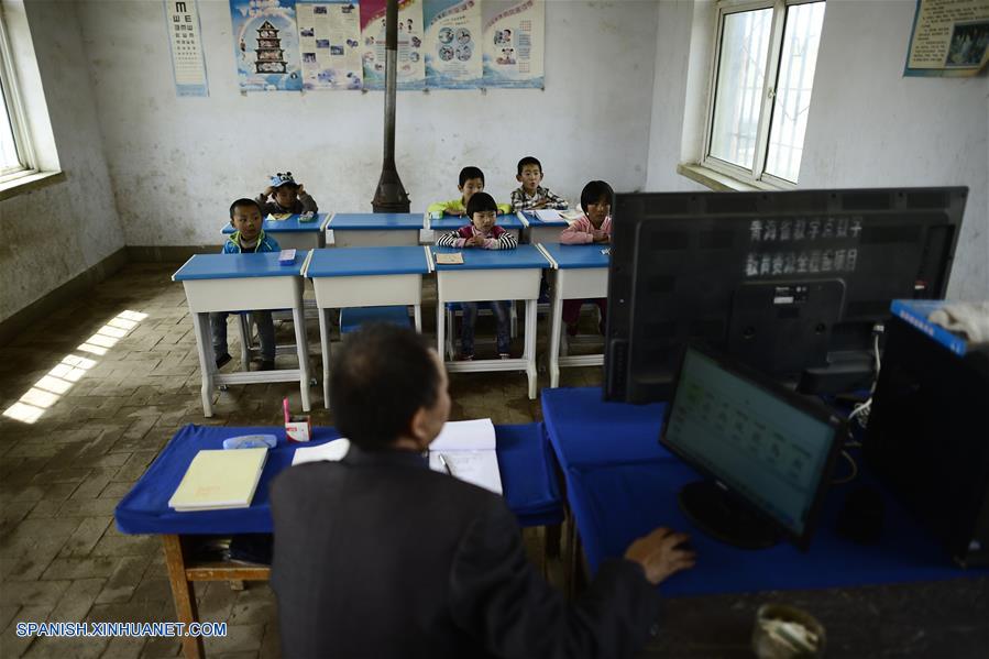 Imagen del 8 de septiembre de 2016 del maestro Hua Fulin, de 56 a?os de edad, el único profesor de la peque?a escuela de la villa de Kunlun, instruyendo a sus alumnos, en la villa de Kunlun de la ciudad de Haidong, provincia de Qinghai, en el noroeste de China. A unos 50 kilómetros de distancia del condado más cercano, la peque?a escuela de Kunlun ahora tiene sólo ocho alumnos y un maestro. (Xinhua/Zhang Hongxiang)